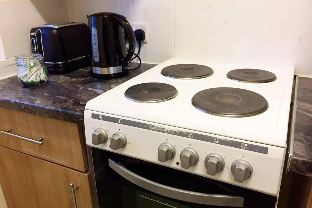 Conveniently Situated 1Bed Apt In Stretford Daire Manchester Dış mekan fotoğraf