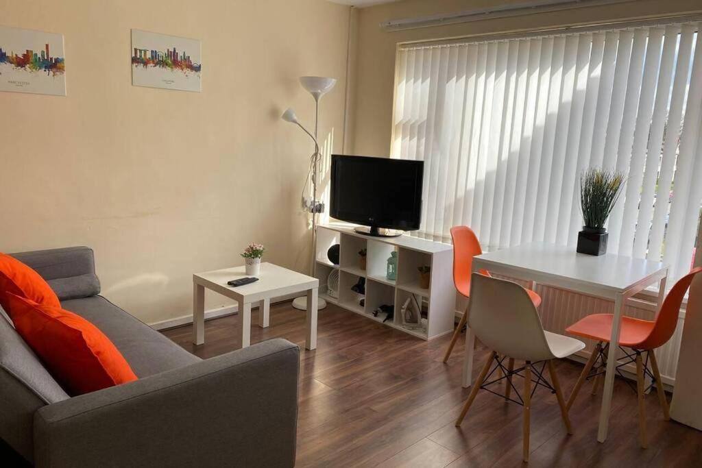 Conveniently Situated 1Bed Apt In Stretford Daire Manchester Dış mekan fotoğraf