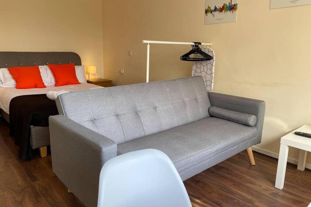 Conveniently Situated 1Bed Apt In Stretford Daire Manchester Dış mekan fotoğraf